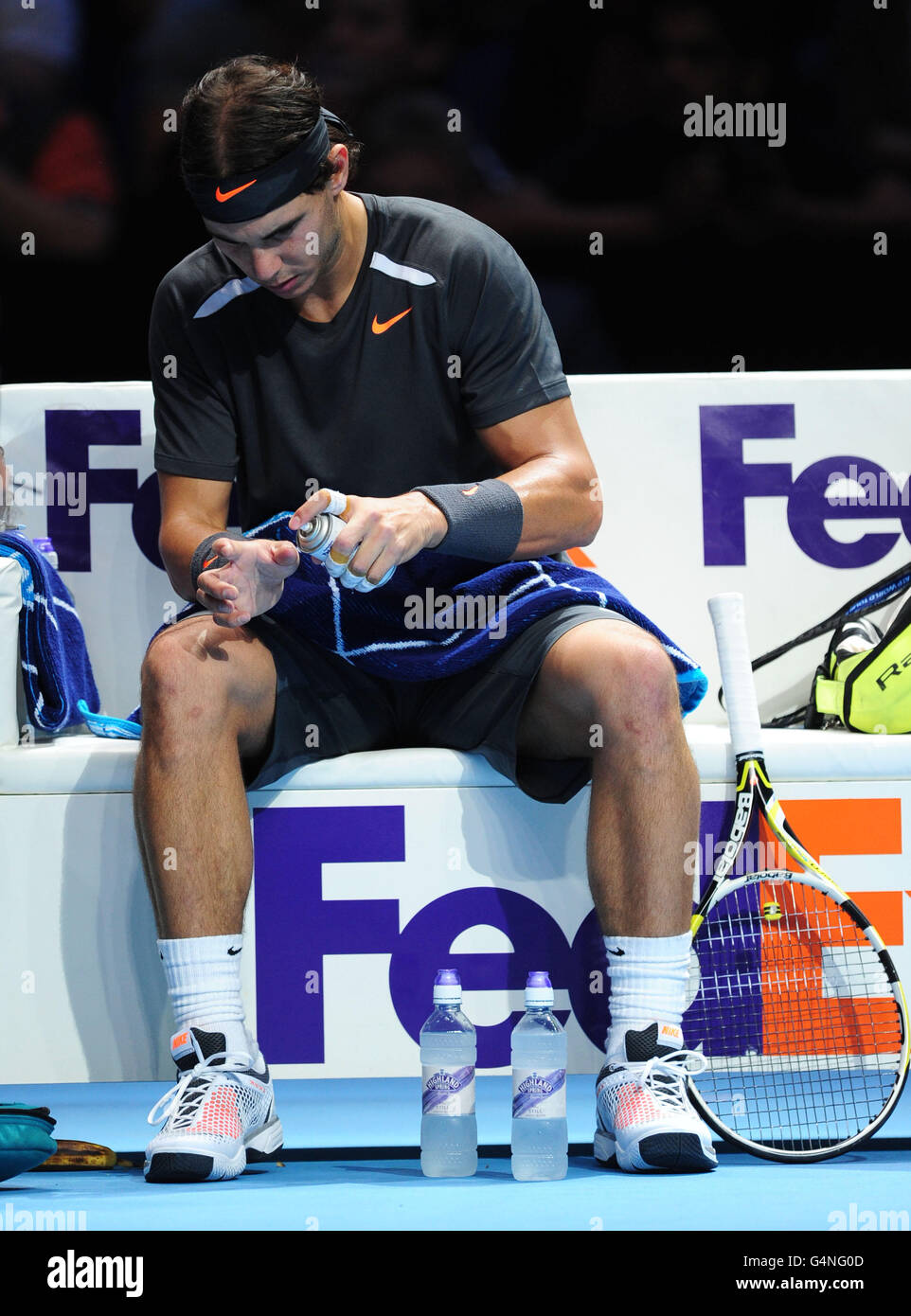 Tennis - Barclays ATP World Tennis Tour Finals - Tag 1 - O2 Arena. Noch vor Beginn des Spiels erhält Rafael Nadal eine Behandlung für einen blasenbeatteten Daumen Stockfoto