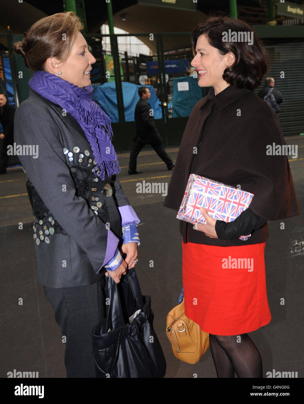 Miriam Gonzalez Durantez (rechts), die Ehefrau des stellvertretenden Premierministers, trifft sich heute im Restaurant Roast auf dem Londoner Borough Market mit der First Lady von Kolumbien, Frau Maria Clemencia Rodriguez de Santos. Stockfoto