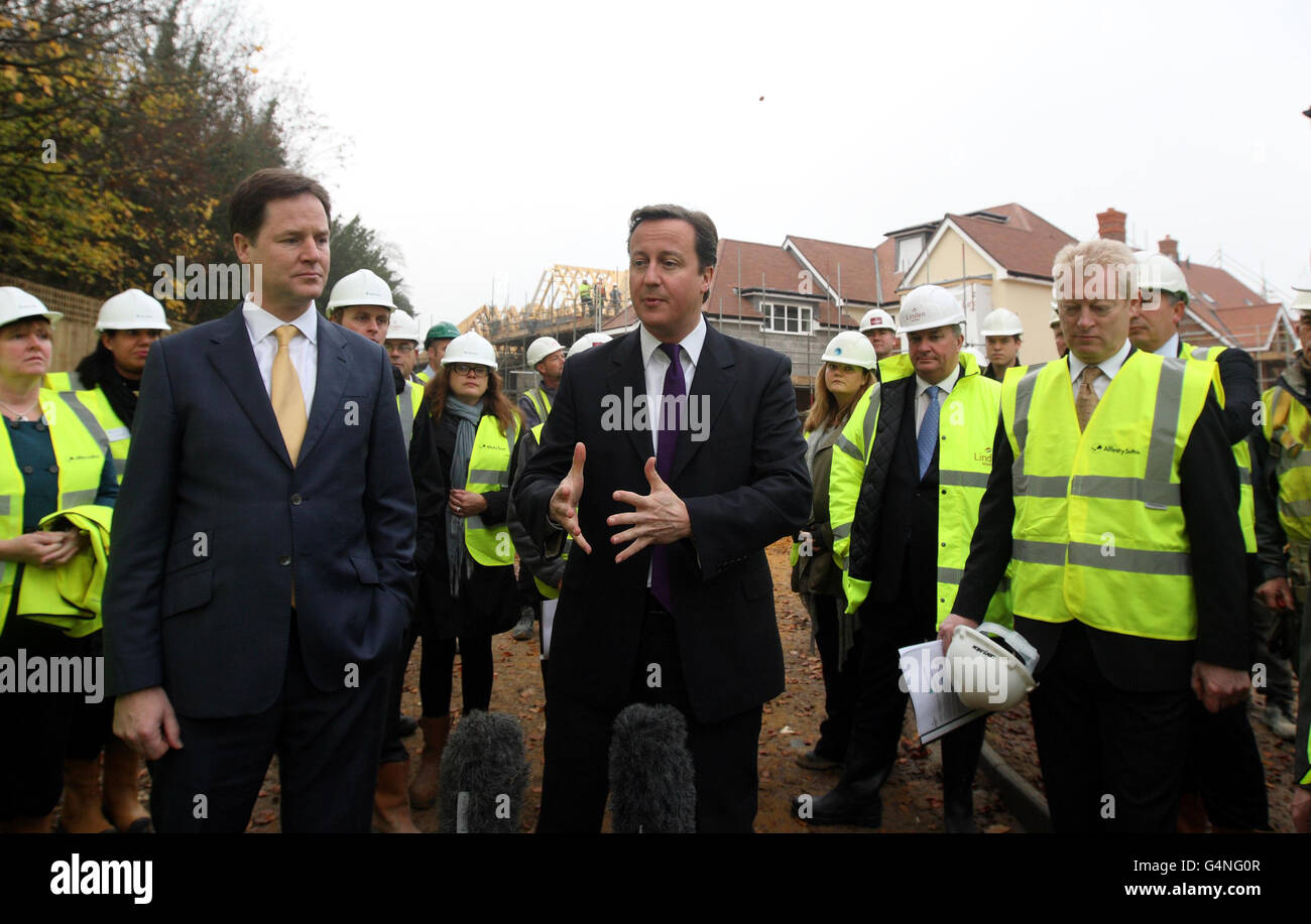 Premierminister David Cameron und Vizepremierminister Nick Clegg besuchen Boxgrove Gardens in Guildford, wo heute ein 400 Millionen-Fonds für den Startschuss für den Wohnungsbau bekannt gegeben wird, der Teil der Pläne der Regierung zur Lösung der britischen Wohnungskrise ist. Stockfoto