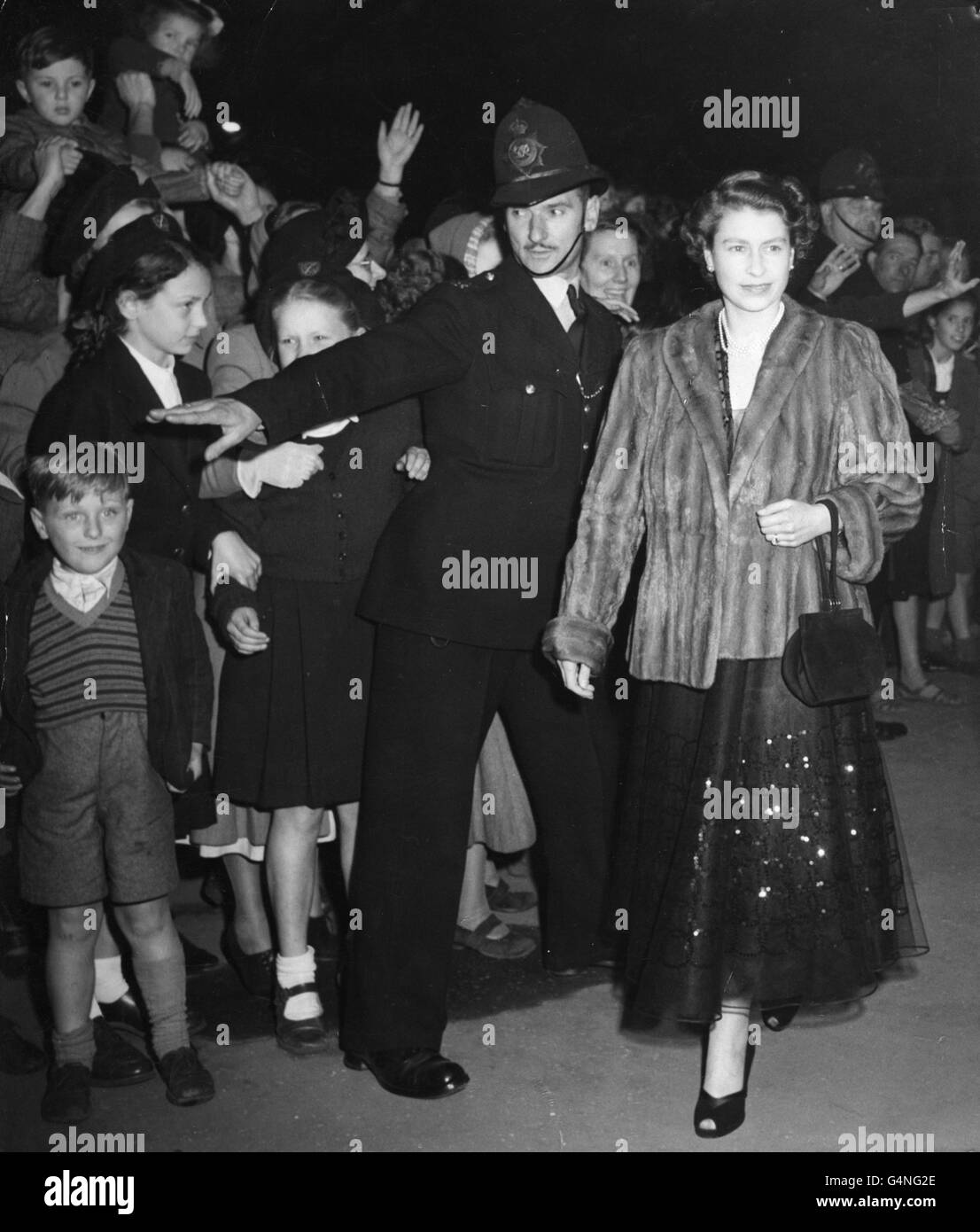 Prinzessin Elizabeth macht einen ihrer letzten Auftritte vor ihrer Abreise nach Kanada in der Harringay Arena, London. Die Prinzessin und der Herzog von Edinburgh besuchten die Horse of the Year Show. Stockfoto