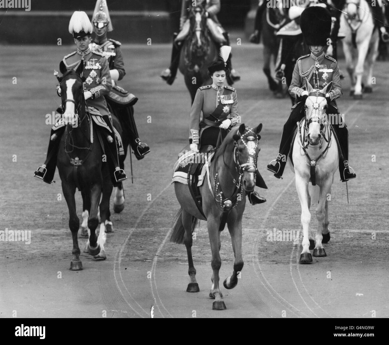 Königin Elizabeth II., die auf ihrem Pferd Winston reitet und die königliche Prozession vom Buckingham Palace aus führt. Auf der linken Seite befindet sich der Herzog von Edinburgh, in der Feldmarschall-Uniform, und auf der rechten Seite ist der Herzog von Gloucester in der Uniform des Oberst der Schotten-Garde. Stockfoto