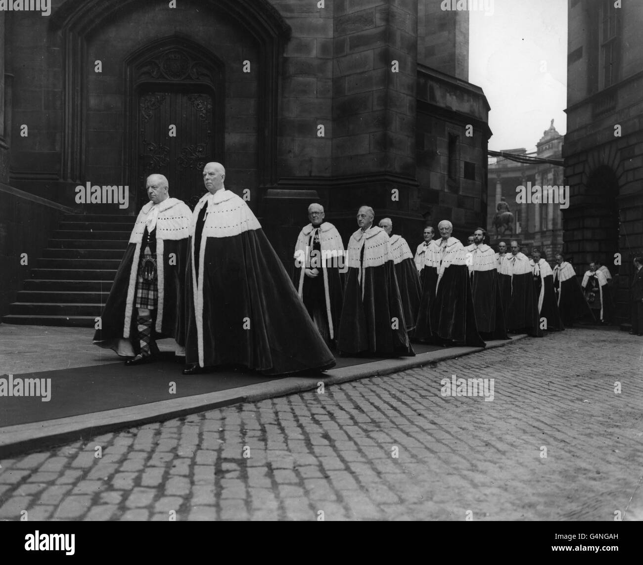 Schottische Lords Ankunft in Prozession in St. Giles' Cathedral, Edinburgh, während der Scottish National Service of Thanksgiving und Widmung. Die Krone der schottischen Kronjuwelen ging zum ersten Mal seit 1822 in Prozession. Stockfoto