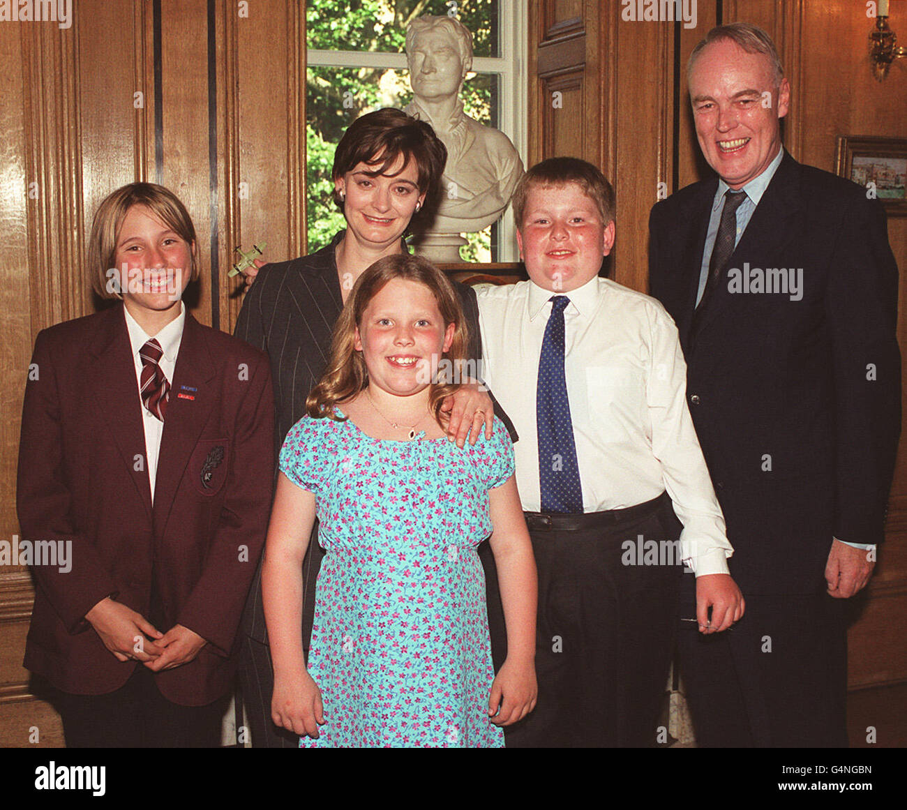 Richard Shepherd, Abgeordneter für Aldridge-Brownhills, mit lokalen Jugendlichen (L-R) Kay Kendal, Eve Miles und Steven Hazel, bei einer Downing Street Tea Party, veranstaltet von der Frau des Premierministers Cherie Booth. Stockfoto