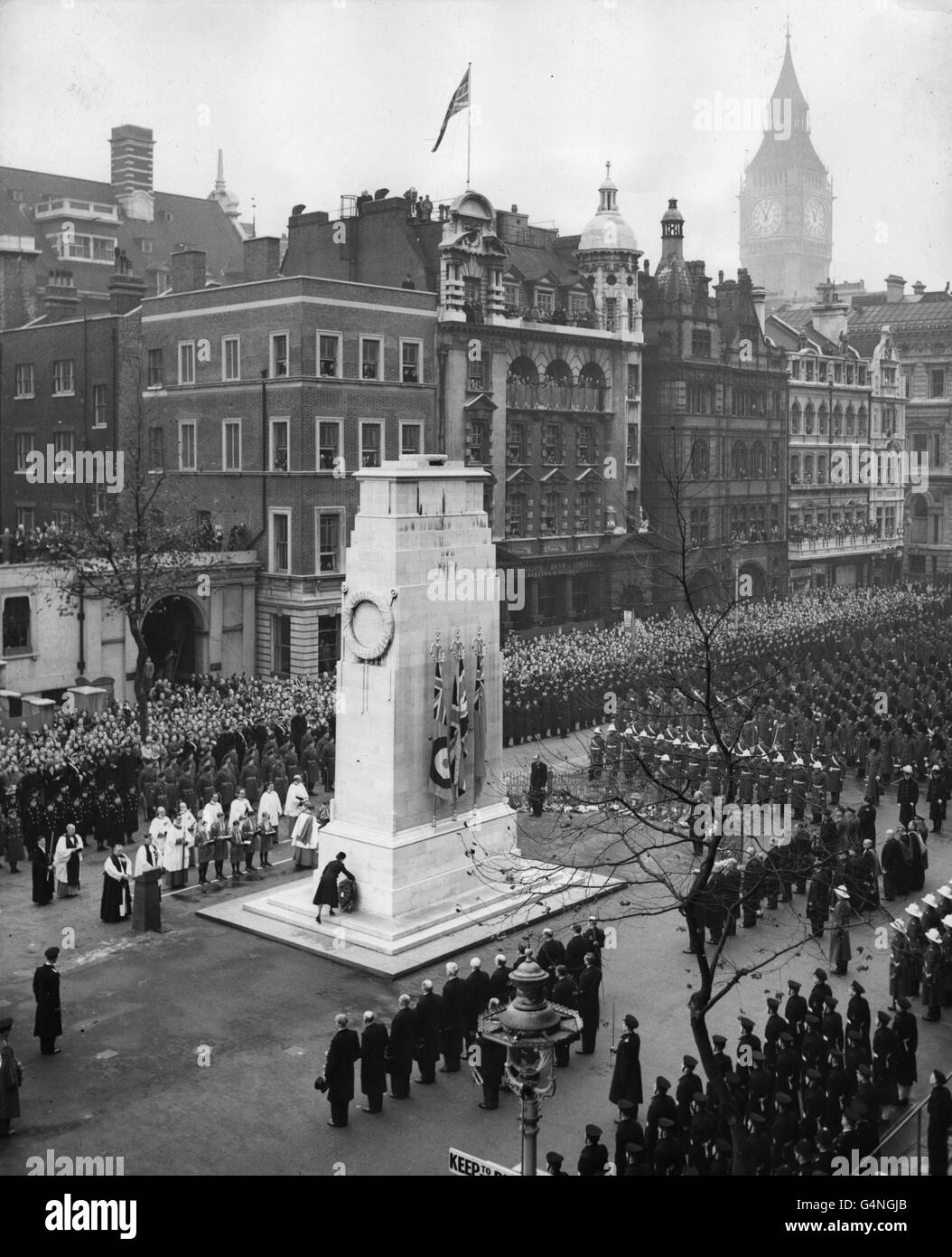 Königin Elizabeth II. Legt einen Kranz auf das Cenotaph in Whitehall, London, als sie die Nation anführte, um den Toten zweier Weltkriege am Gedenktag zu huldigen. Stockfoto