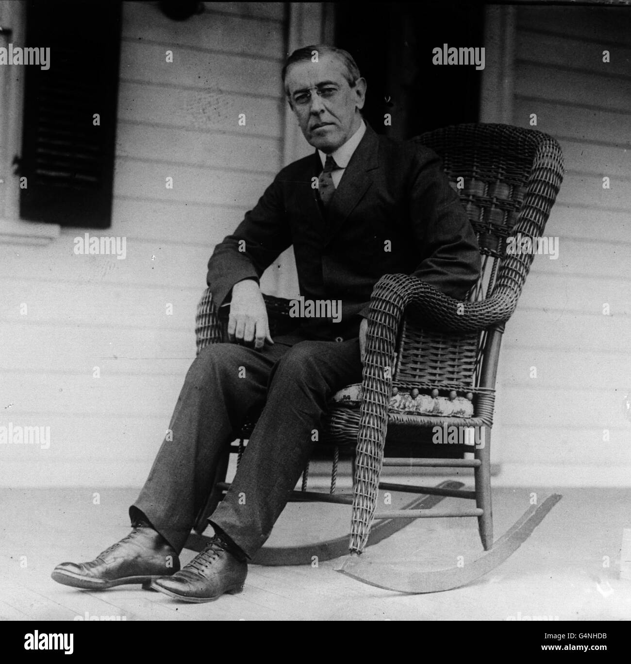 10/10/1913 - an diesem Tag in der Geschichte - hat US-Präsident Woodrow Wilson die Explosion ausgelöst, die den Gamboa-Staudamm in Panama sprengte. Die atlantischen und pazifischen Gewässer vermischten sich. Der Bau des Panamakanals war zu Ende. 3. FEBRUAR: An diesem Tag im Jahr 1924 starb der ehemalige US-Präsident Woodrow Wilson. Präsident Woodrow Wilson aus den USA, der das Land in den Ersten Weltkrieg führte. Stockfoto