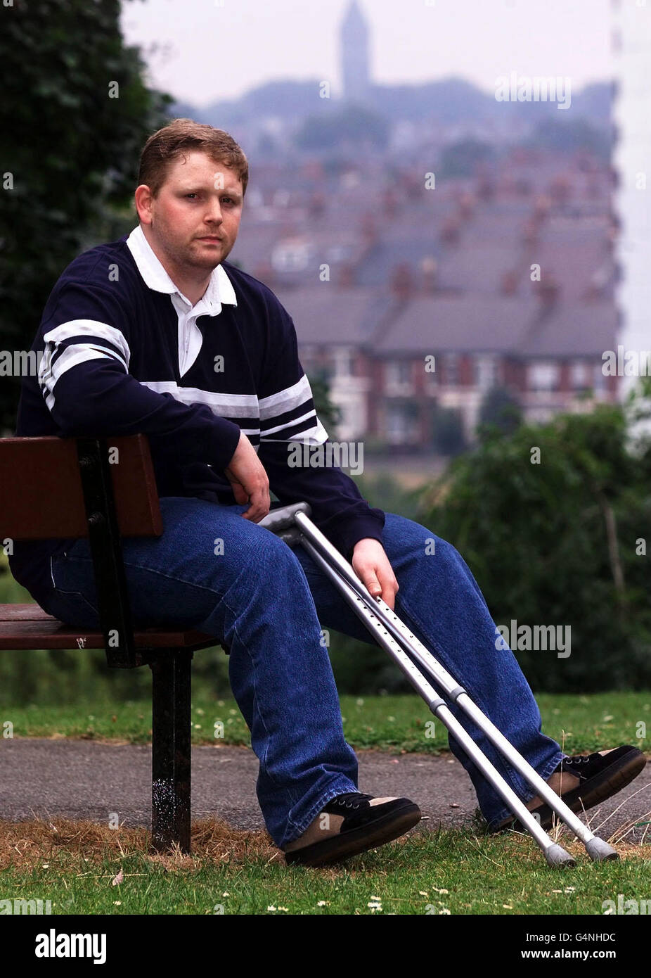 John Holdon, 20, aus Blaydon, Gateshead, Tyne und Wear erzählte von seinem qualvollen Kampf, um wieder zu gehen, nachdem er beide Beine durch Meningitis verloren hatte. Holden behauptet, dass Gesundheitschefs wegen der Kosten nicht bereit sind, 10,000 für ein neues Paar künstlicher Beine zu bezahlen. * die falschen Gliedmaßen, die er getragen hat, führen dazu, dass er nach einer Operation an seinen Beinen im Mai in Qualen ausschreit. Herr Holden und seine Familie sagen, dass sie gezwungen werden, in den Privatbesitz zu gehen, weil der NHS nicht bereit ist, die Rechnung zu übernehmen, und sie sagen, dass andere Betroffene in der gleichen Situation sind. Stockfoto