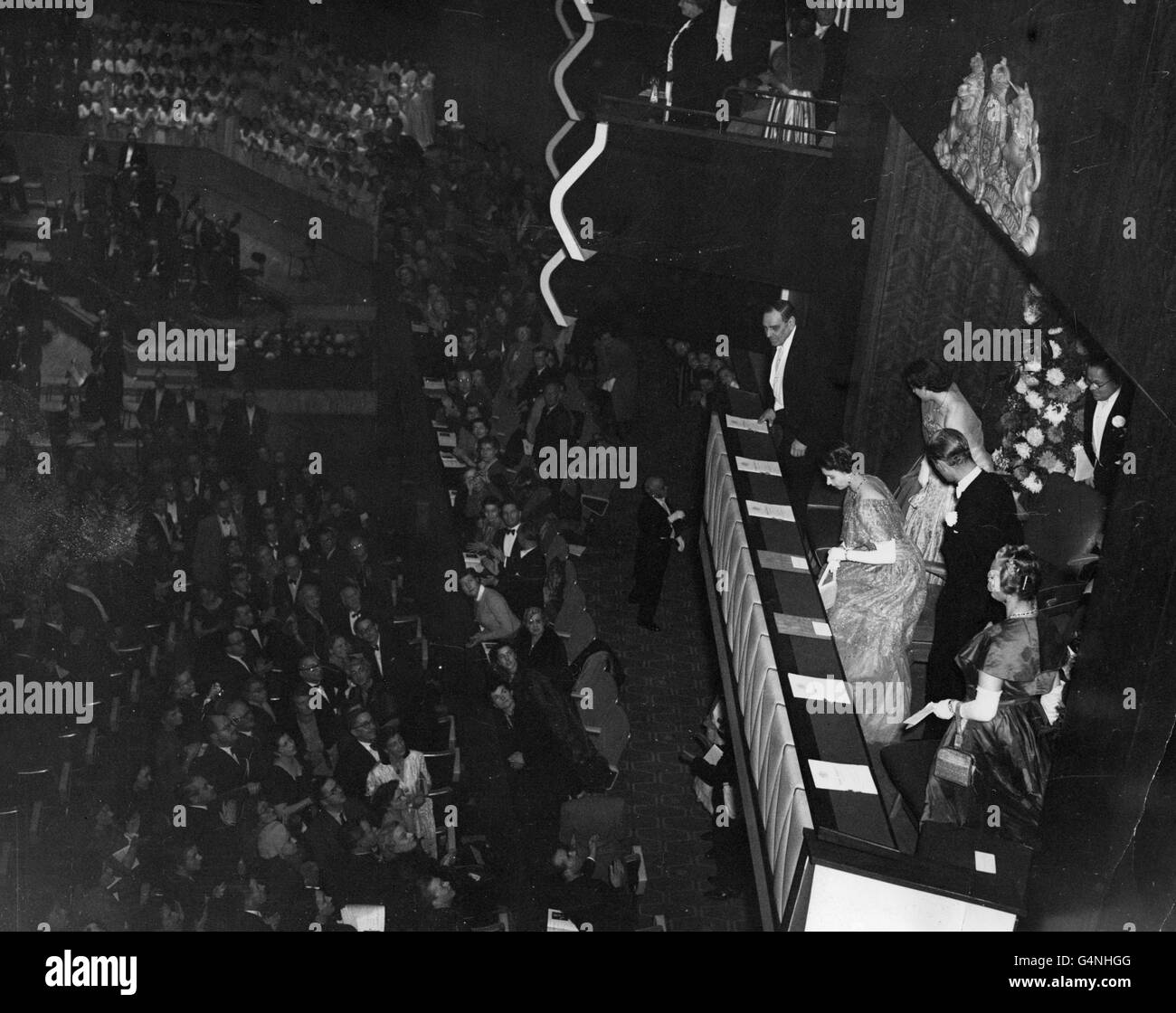 Königin Elizabeth II. Und der Herzog von Edinburgh nehmen ihren Platz in der Royal Box für das erste königliche Konzert ihrer Herrschaft ein. Das Konzert wurde zugunsten des Wohlwollenden Fonds der Musiker durchgeführt. Stockfoto