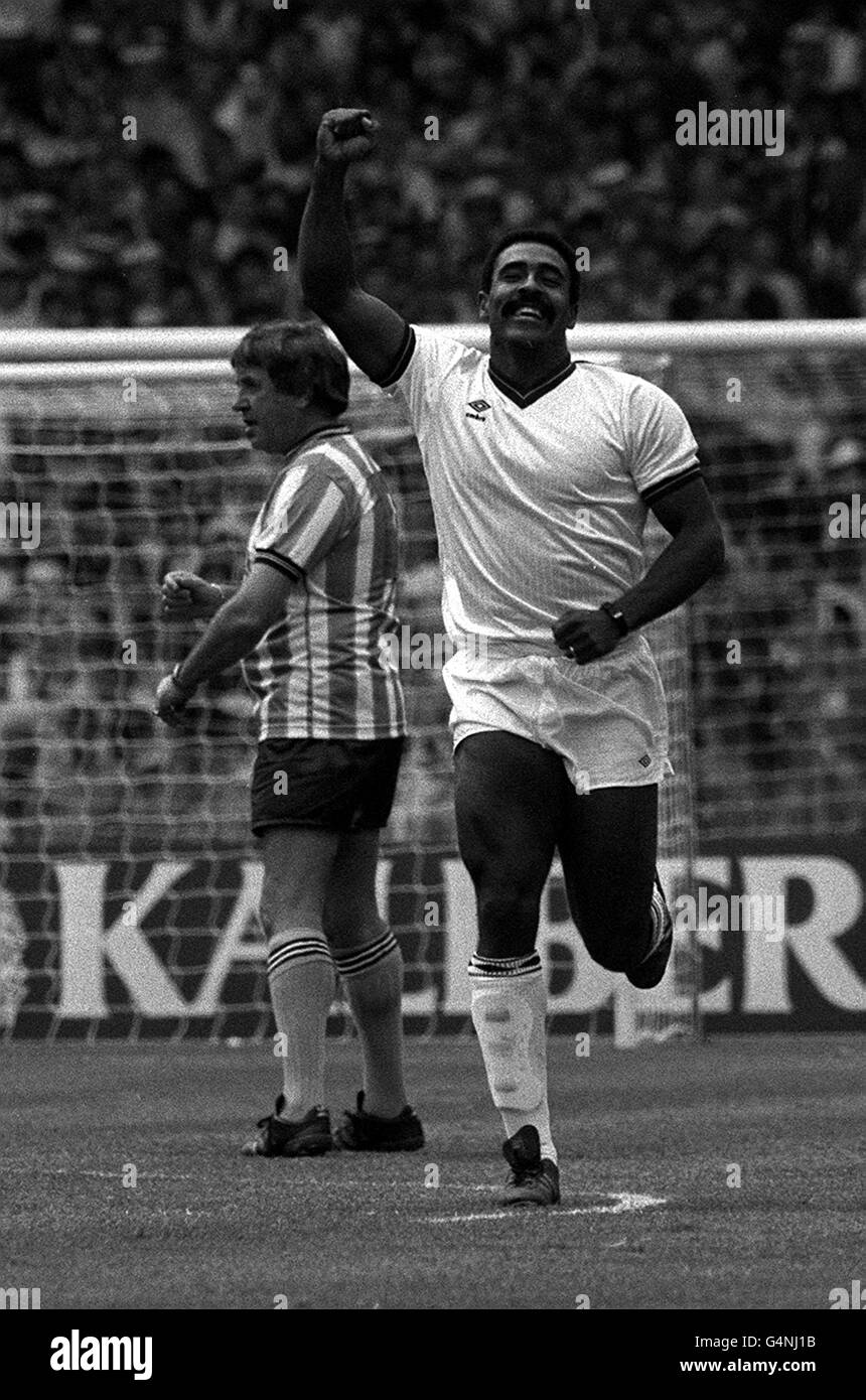 PA Photos 20/5/87 EINE Bibliothek Datei Bild von Daley Thompson Während eines Benefizfußballspiels im Wembley Stadium in London Stockfoto