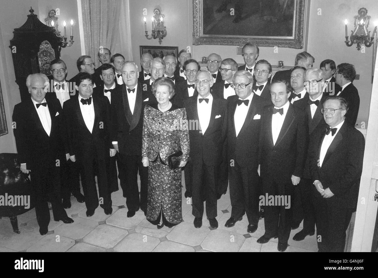Premierministerin Margaret Thatcher mit Lord Whitelaw (L) und ihrem Kabinett im Carlton Club, um ihre Rekordzeit im Amt zu feiern. Der Tod von Lord Whitelaw wurde am 1. Juli 1999 bestätigt. Stockfoto