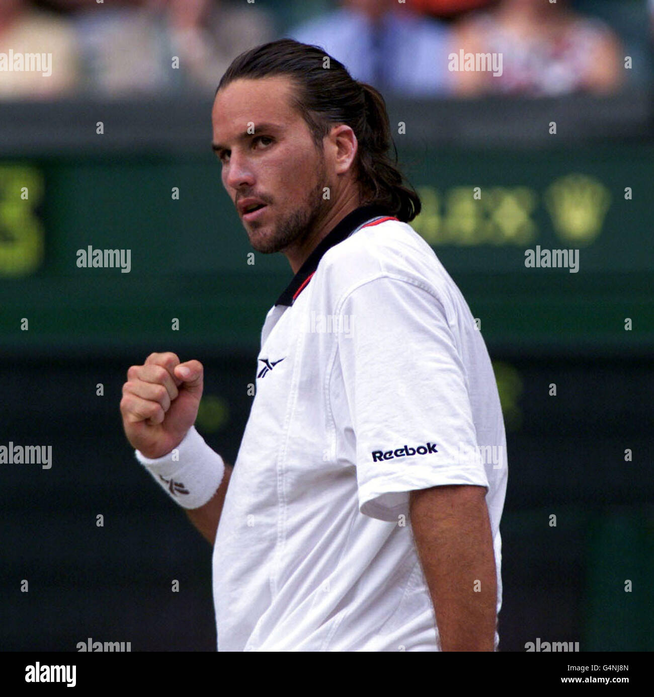 Keine kommerzielle Nutzung. Patrick Rafter stampft in die Luft, nachdem er sein Spiel gegen Boris Becker bei den Wimbledon Tennis Championships 1999 gewonnen hat. Rastiger besiegten Becker 6-3, 6-2, 6-3. Stockfoto