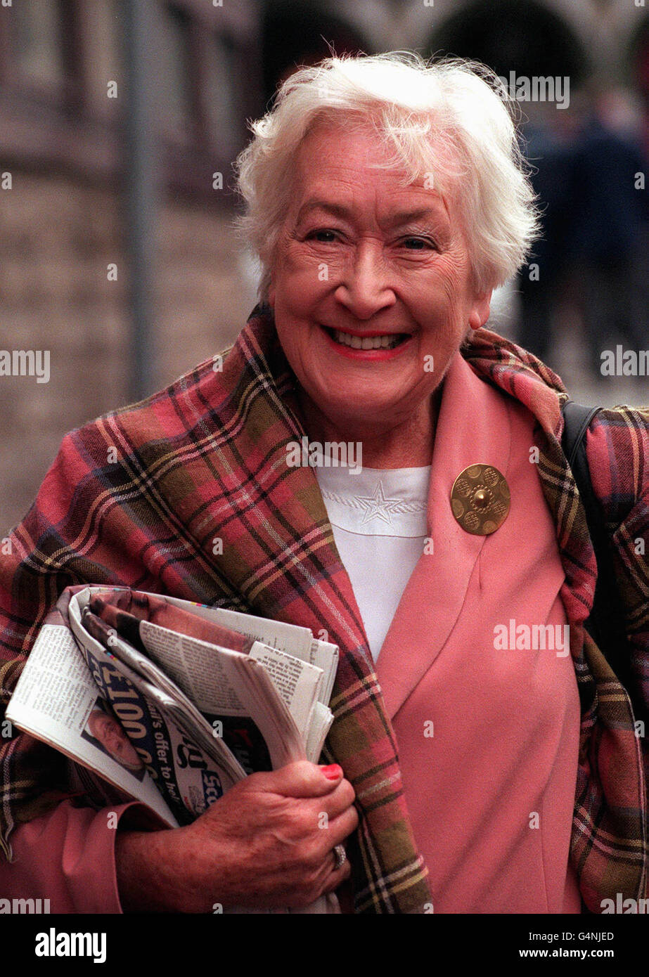 Winnie Ewing von der SNP Party, das älteste Mitglied des schottischen Parlaments, bei der ersten Sitzung des schottischen Parlaments in Edinburgh. * 22/7/01: Dr. Ewing, die ihren 72. Geburtstag feierte, signalisierte ihre Absicht, sich aus der politischen Arena zurückzuziehen. Dr. Ewing, die sensationell die Nachwahl von Hamilton nach Westminster für die Scottish National Party im Jahr 1967 gewann, sagte von ihrem Zuhause in Milton Duff, in der Nähe von Elgin in Moray, dass ihre werteste Erinnerung die Eröffnung des schottischen Parlaments im Jahr 1999 war. Stockfoto