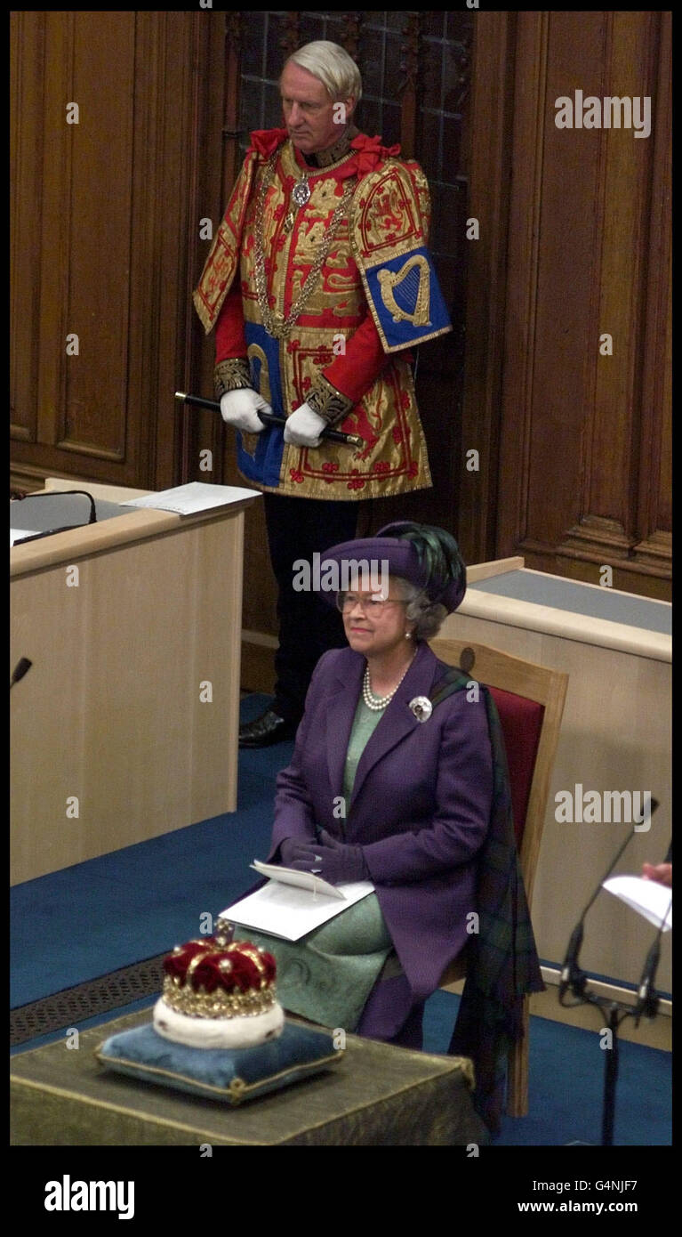 Die britische Königin Elizabeth II. Blickt nach der Eröffnung des schottischen Parlaments in der kammer des parlaments in Edinburgh über die schottische Krone. Stockfoto