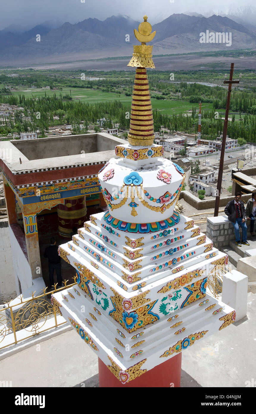 Stupa oder Chorten an Thikse Gompa in der Nähe von Leh, Ladakh, Jammu und Kaschmir, Indien.  Indus-Tal in Ferne. Stockfoto