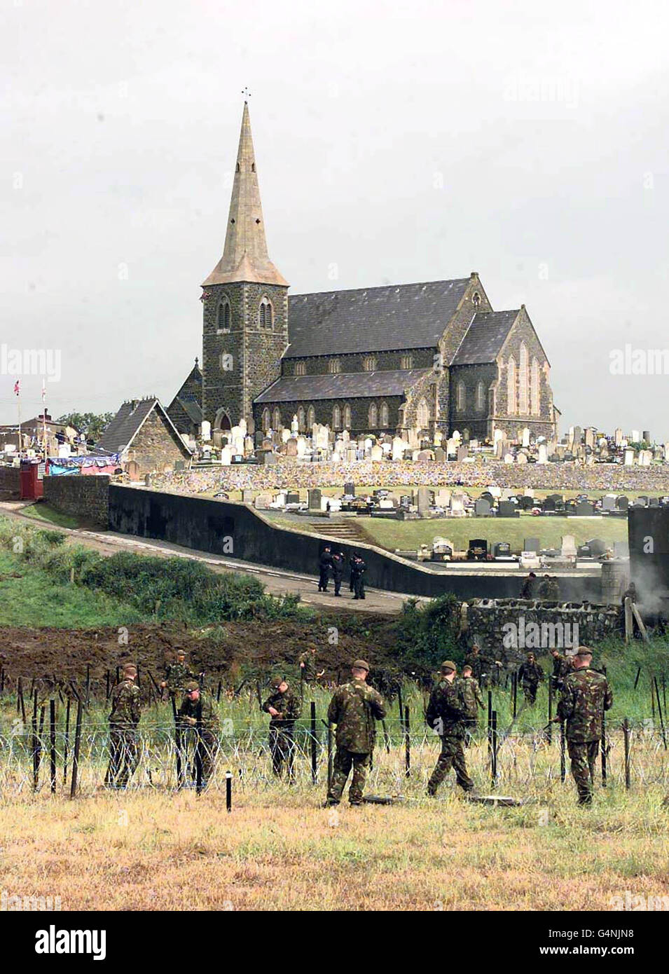 Britische Soldaten bereiten Verteidigung rund um die Kirche in Drumcree, Portadown vor dem verbotenen Orange Order March vor. Stockfoto