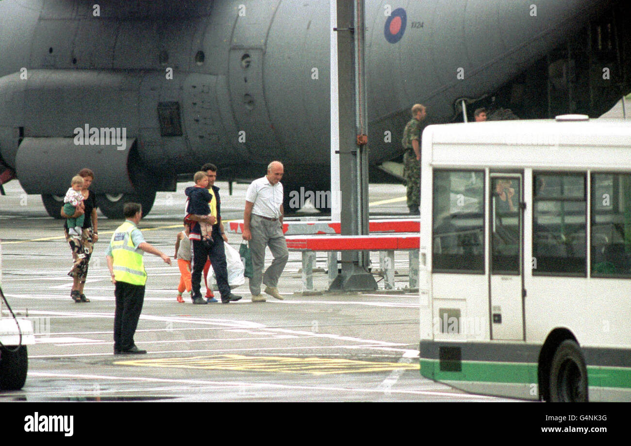 Kosovarische Flüchtlinge gehen über die Landebahn zum Terminal am Flughafen Glasgow, nachdem sie an Bord einer RAF Hercules aus zwei Krankenhäusern in Tirana angekommen sind. An Bord des Fluges waren neun schwerkranke Flüchtlinge, die dringend ärztliche Hilfe benötigten. * Kosovo Stockfoto