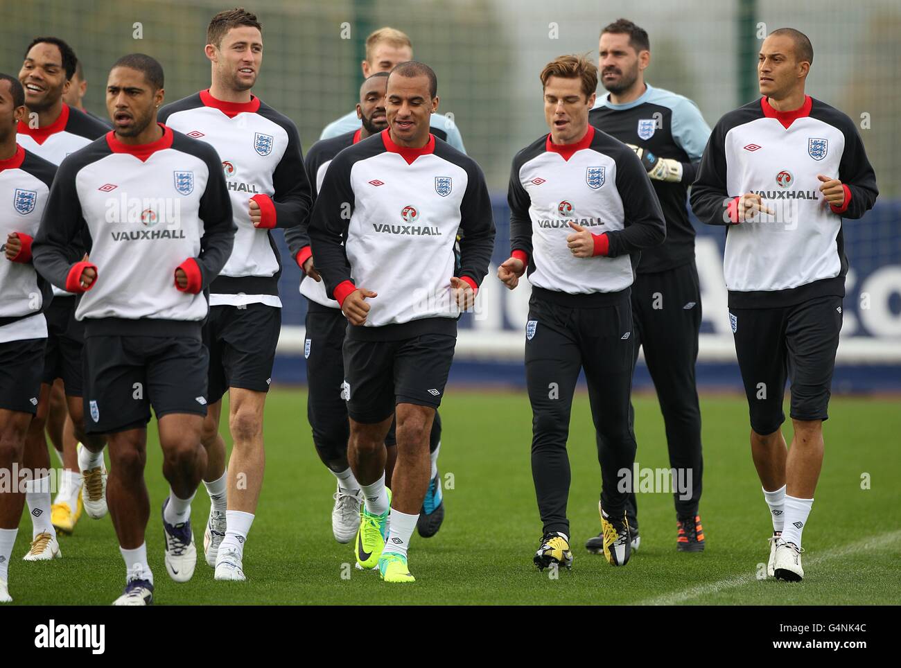 Englands Bobby Zamora (rechts), Torwart Scott Carson, Scott Parker (3. Rechts), Gabriel Agbonlahor (Mitte), Gary Cahill (3. Links), Glen Johnson (2. Links) und Joleon Lescott wärmen sich auf Stockfoto