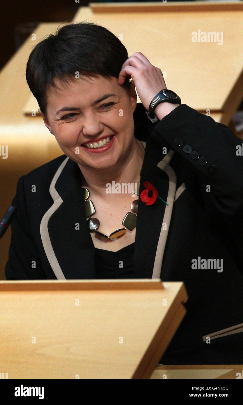 Ruth Davidson, die Vorsitzende der konservativen Partei Schottlands, stellt ihre erste Frage während der ersten Fragestunde der Minister im schottischen parlament in Edinburgh. Stockfoto