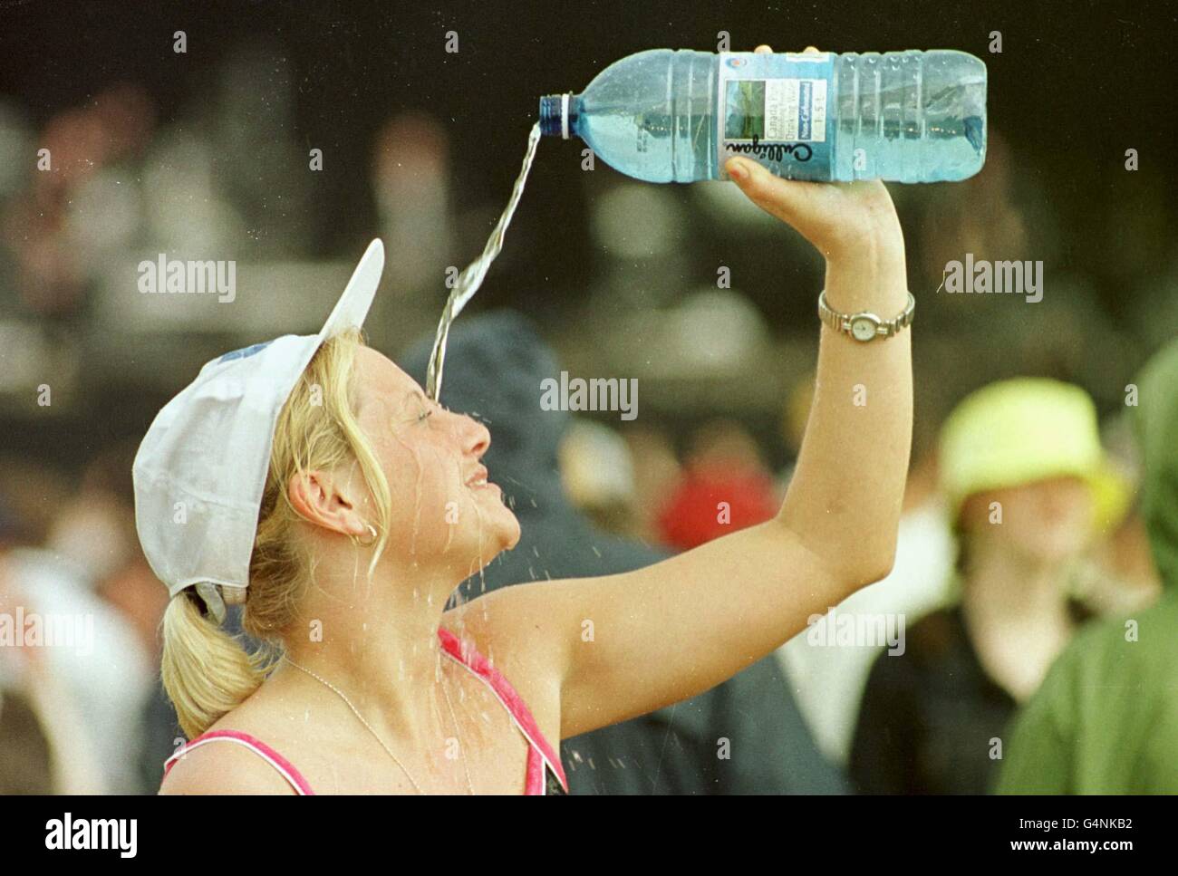 Fünfundvierzig tausend Menschen versammelten sich zum T in the Park Festival in der Nähe von Edinburgh. Überhitzte Fans versammelten sich auf der Hauptbühne, als Bands das zweitägige Festival beginnen. Stockfoto