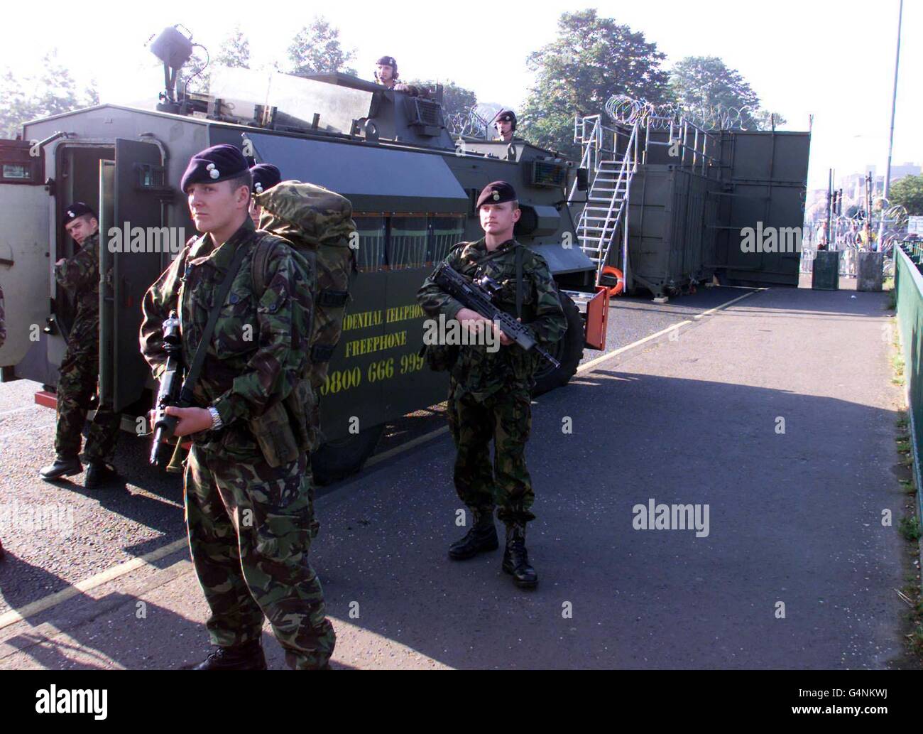 Britische Soldaten der Royal Welch Fusiliers besiegeln die untere Ormeau Road in Belfast. Dies ist die Szene, die Mitglieder von Ballynafeigh Orangemen begrüßen wird. Die Route wurde von der Paraden-Kommission verboten, in das untere nationalistische Gebiet der Ormeau Road zu gelangen. Stockfoto