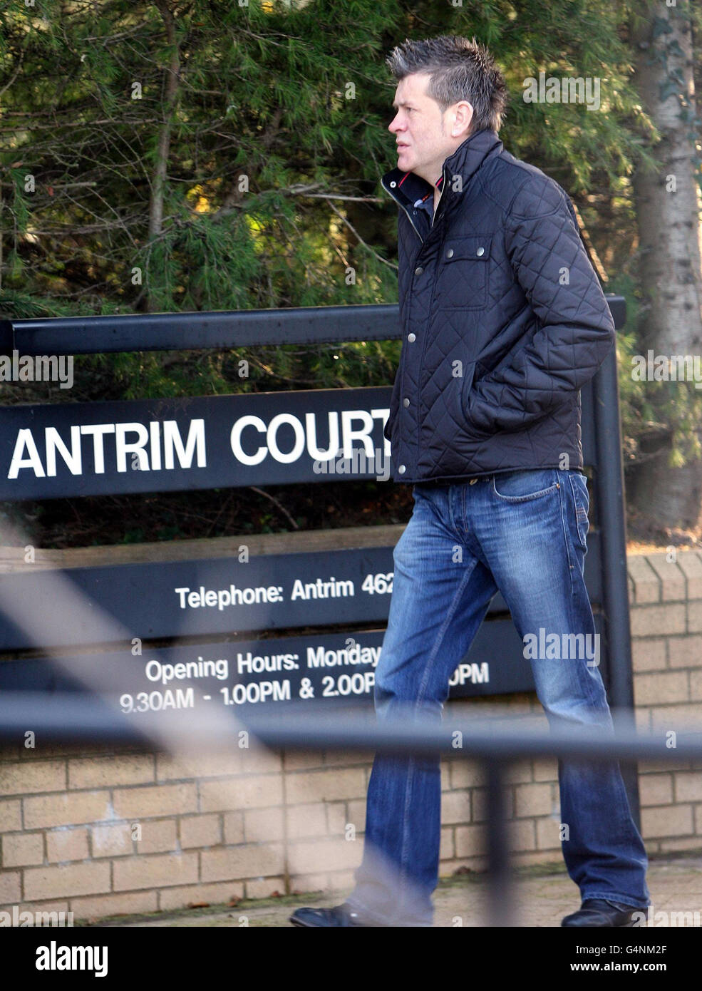 Brian Shivers, 46, aus Sperrin Mews in Magherafelt, Co Londonderry, kommt am Gericht von Antrim an, wo er die Anklage wegen Mordes und versuchten Mordes bestreitet. Stockfoto