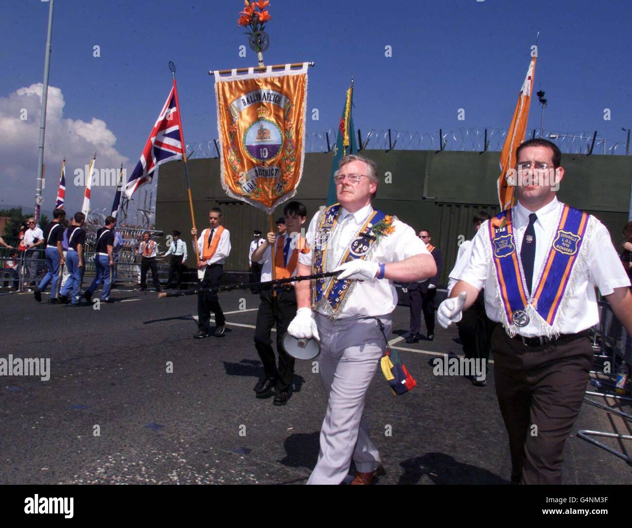 Mitglieder des Ballynafeigh Orange Order verlassen die Ormeau-Brücke, nachdem ihre Route von den Sicherheitskräften blockiert wurde. Sie machten sich auf den Weg in den nahe gelegenen Ormeau Park, wo sich die Hauptparade am 12. Juli in Belfast aus Protest anschloss. Stockfoto