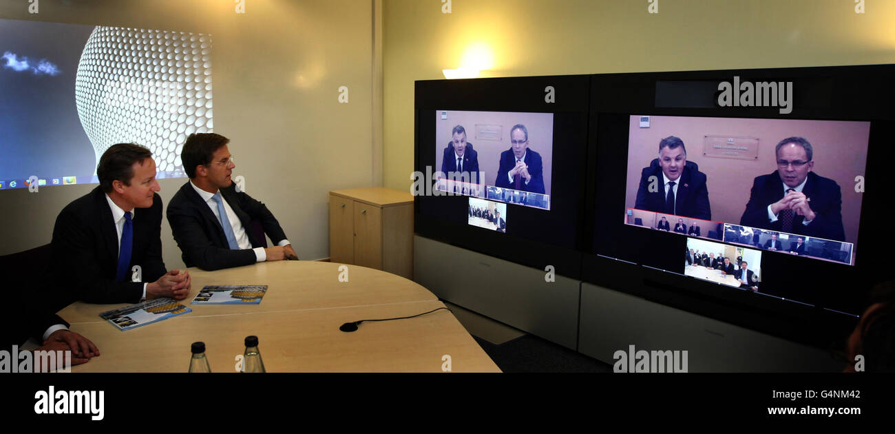 Premierminister David Cameron und der niederländische Premierminister Mark Rutte nahmen heute an einer Videokonferenz mit Unternehmen in London und Amsterdam Teil. Stockfoto