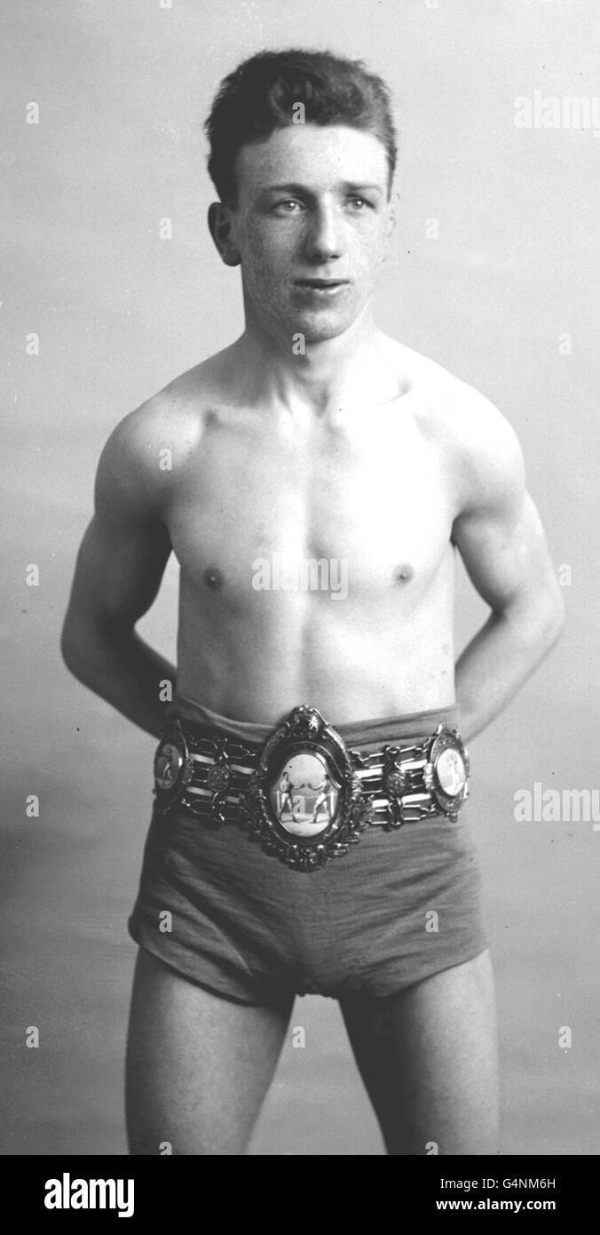 Tommy Noble, ein ehemaliger britischer Bantamweight-Champion, der am 1. April 1966 im Krankenhaus Tooting, London, im Alter von 68 Jahren starb. Noble wurde angeblich 100,000 von dem Ring verdient haben. 1920 gewann er Tex Rickards Featherweight Belt. Stockfoto
