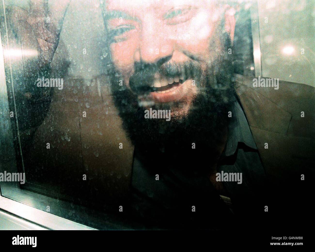 Adel Mohanned Abdul Bary, einer der beiden ägyptischen Staatsangehörigen in einem Gefängniswagen, nachdem er zum ersten Mal im Zusammenhang mit dem Bombenangriff auf zwei amerikanische Botschaften in Afrika 1998 vor Gericht in der Bow Street erschien. * Ibrahim Hussein Eidarous und Bary wurden beide in London 11/7/99 wegen Auslieferungsbefehlen der Vereinigten Staaten verhaftet. Dem Gericht wurde gesagt, dass das Paar mit dem internationalen islamischen Terroristen Osama bin Laden und anderen verschworen wurde, um amerikanische Bürger zu ermorden. Eidarous, 42, von Waldo Road in Harlesden, Nordwesten Londons, und Bary, 39, von Randolph Avenue in Maida Vale, West London, waren beide Stockfoto