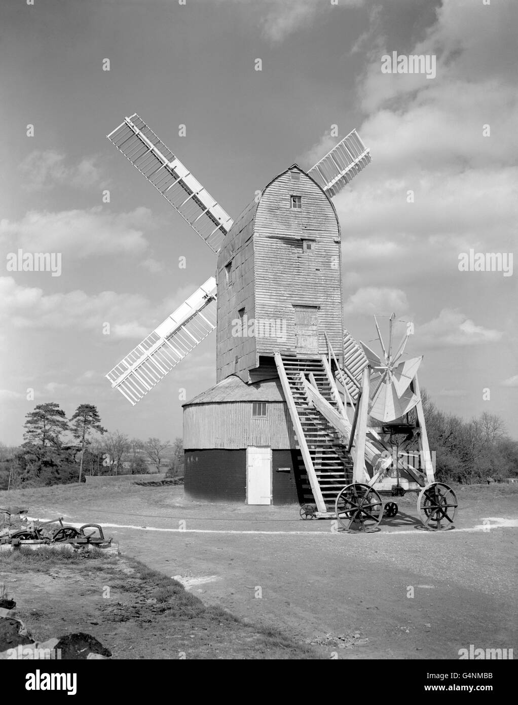 Wieder in Ordnung mit einem neuen Anstrich ist die Windmühle in Cross-in-Hand, Heathfield, Sussex, ein bekanntes Wahrzeichen seit 140 Jahren. Stockfoto