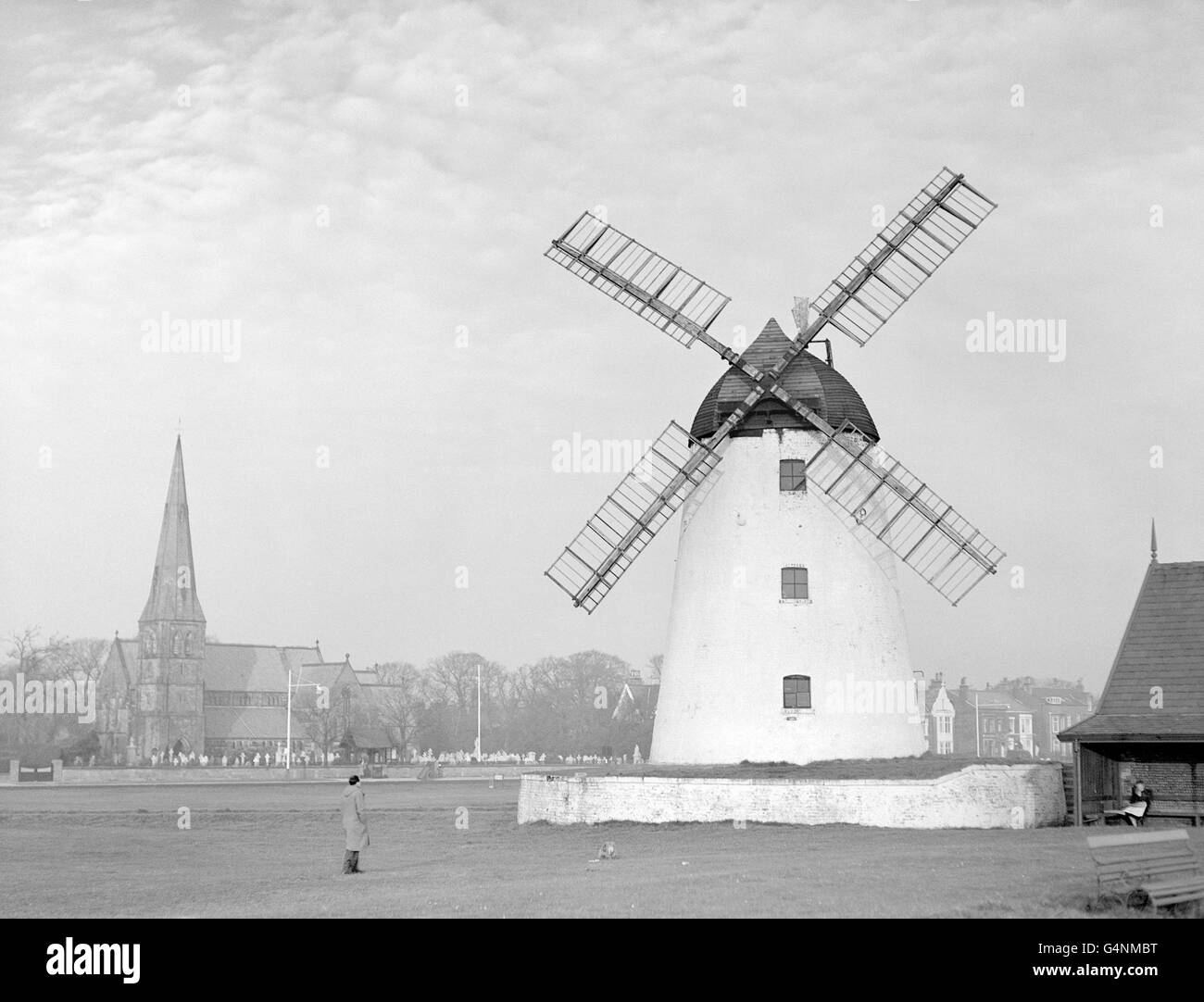 Lancashire gilt als die älteste Windmühle in Großbritannien, das „Green“ in Lytham, und besitzt seit 1180 eines dieser malerischen Wahrzeichen. Es wird jetzt als neuartiges Unterwerk für Elektrizität verwendet. Stockfoto