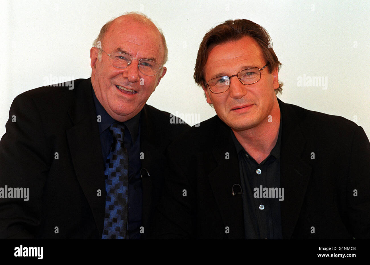 Fernsehmoderator Clive James (links) und Star Wars-Schauspieler Liam Neeson nach der Aufnahme von Carlton TV's Monday Night Clive in London. * für die Ausstrahlung am Montag, den 19. Juli 1999. Stockfoto