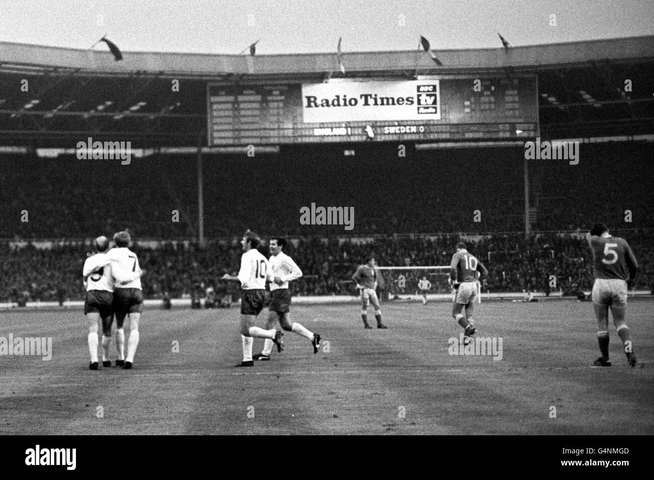 England Torschütze Bobby Charlton (l) wird von Teamkollege Colin Bell (7) gratuliert. England gewann 3:1. Stockfoto