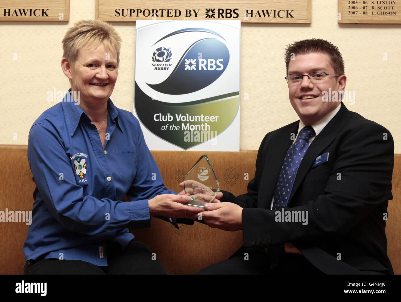 Moira Black mit ihrem Volunteer of the Month Award, der von Steven Hawkness während der RBS Volunteer Award Präsentation im Hawick Linden RFC, Hawick, verliehen wurde. Stockfoto