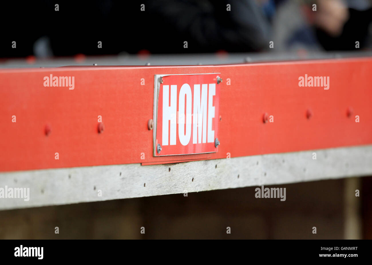 Fußball - FA Cup - erste Runde - Alfreton Town / Carlisle United - The Impact Arena. Allgemeine Ansicht eines 'HOME'-Schildes über einem Dugout Stockfoto