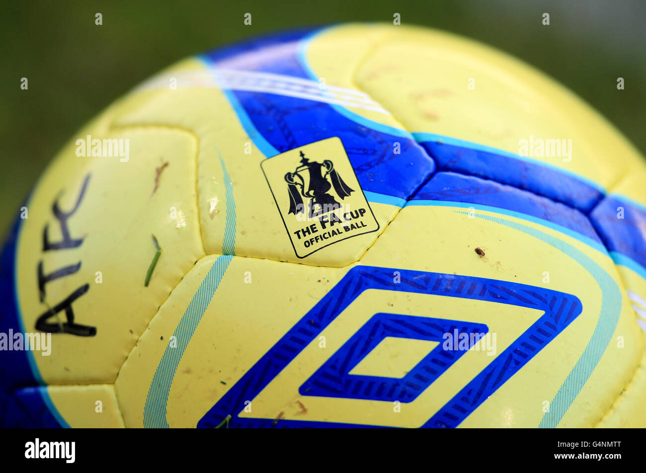 Fußball - FA Cup - erste Runde - Alfreton Town / Carlisle United - The Impact Arena. Ein offizieller FA Cup Spielball von Umbro Stockfoto