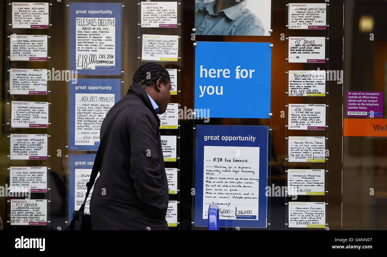 Eine Person schaut sich offene Stellen in einem Personalvermittlungsgeschäft im Stadtzentrum von Liverpool an, da heute bekannt gegeben wurde, dass die Jugendarbeitslosigkeit mit über einer Million einen Rekordhoch erreicht habe. Stockfoto