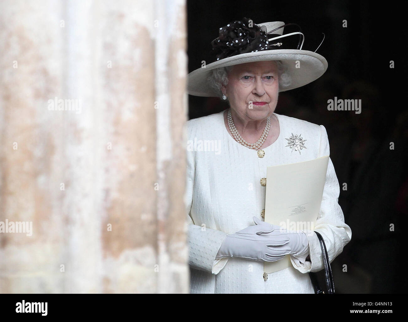 Die britische Königin Elizabeth II. Feiert den 400. Jahrestag der King James-Bibel in der Westminster Abbey in London. Stockfoto