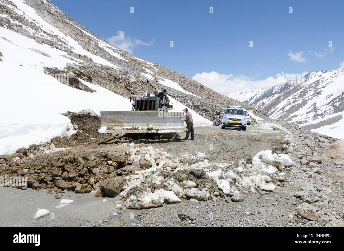 Planierraupe Reparatur Straße, Khardungla Straße, in der Nähe von Leh, Ladakh, Jammu und Kaschmir, Indien. Stockfoto