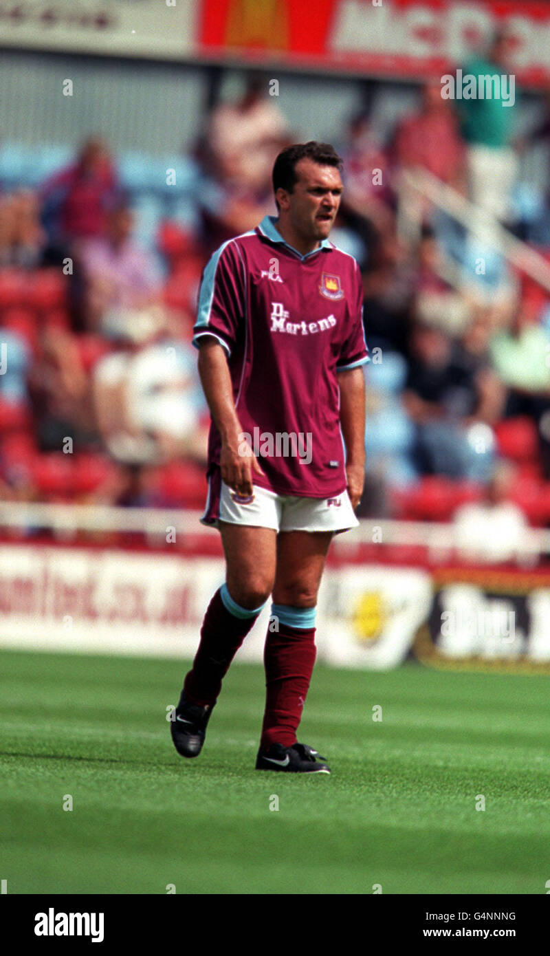 Dieses Bild darf nur im Rahmen eines redaktionellen Features verwendet werden. Neil Ruddock von West Ham bei der ersten Etappe des Intertoto-Cup-Gleichklangs im dritten Durchgang gegen den finnischen FC Jokerit in Upton Park. Endergebnis: West Ham 1 FC Jokerit 0. Stockfoto