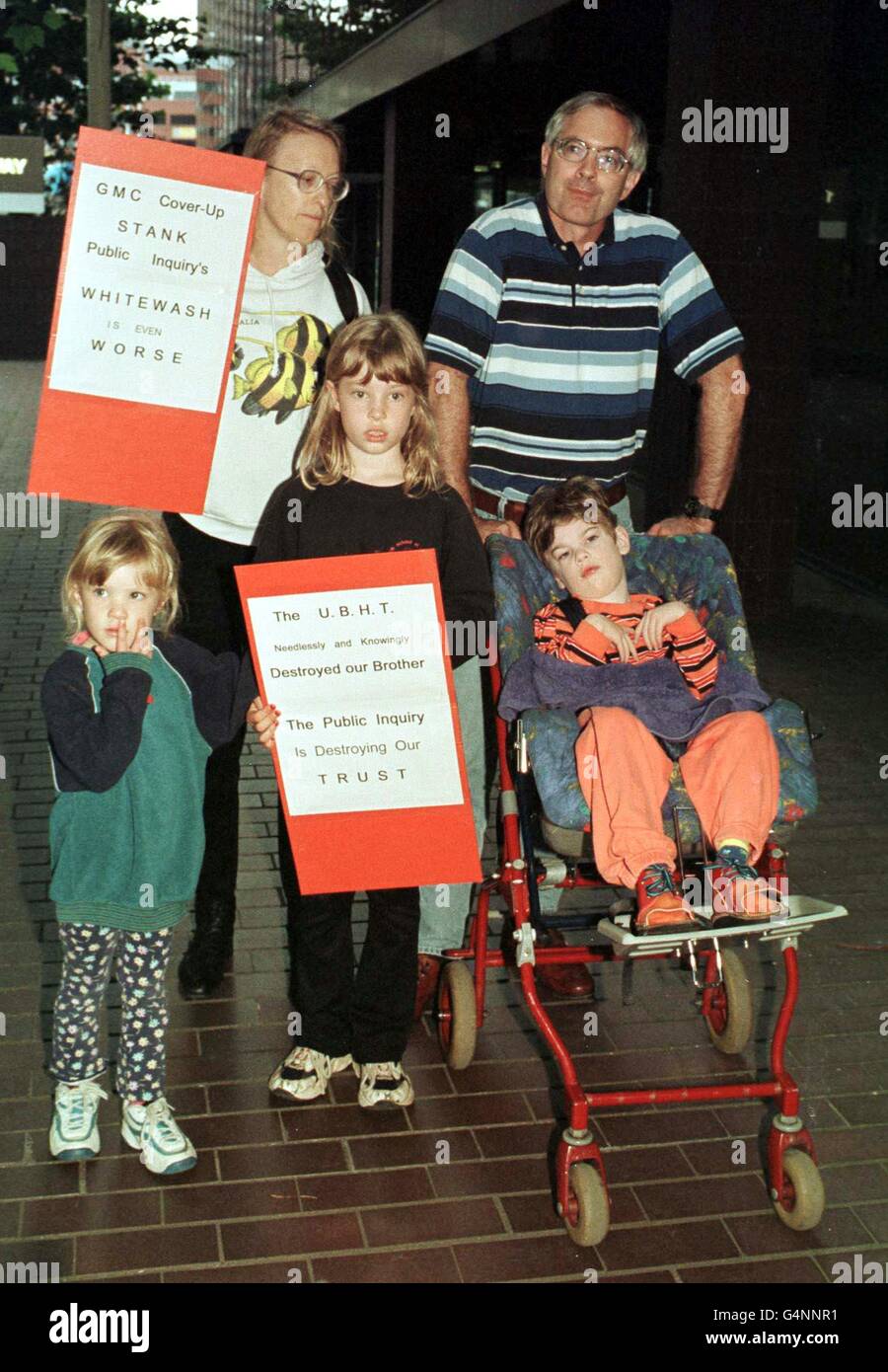 James Stewart mit seiner Frau Bronwen und den Kindern von links Michaela 3, Jessica 8 und Ian 6 kommen am 19. Juli 1999 zur Bristol Royal Infirmary Inquiry in Bristol. Eine Mutter, die ihr hirngeschädigtes Kind umklammert, protestierte. * der schämte Chirurg James Wisheart gab zum ersten Mal Beweise für die öffentliche Untersuchung des Skandals. PA Foto: Barry Batchelor. Siehe PA Story INQUENQUY Heart. Stockfoto