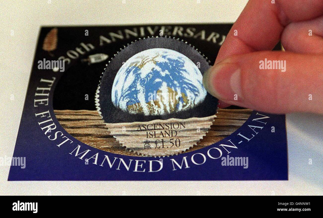 Diese ungewöhnliche runde Briefmarke wurde vom Postamt auf Ascension Island anlässlich des 30. Jahrestages der ersten Mondlandung am 20. Juli 1969 herausgegeben. * das Crown Agents Stamp Bureau in London hat sich mit 13 Poststellen auf der ganzen Welt zusammengetan, um die Briefmarken auszustellen - und sie haben jeweils die Apollo 11 Kapsel und das Mondmodul in verschiedenen Positionen um den Mond herum, so dass, wenn sie in alphabetischer Reihenfolge zusammengehalten werden, Und durchgeschwenkt, scheint sich die Raumanzugmasse im Orbit zu bewegen. Andere Briefmarken zeigen verschiedene Etappen der Reise zum Mond, sowie Zeichnungen der Raumsonde Stockfoto
