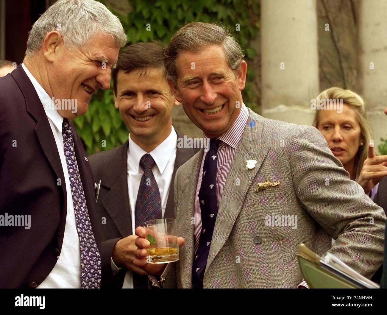 Der Prinz von Wales mit dem französischen Delegierten Laurent Spanghero (links) bei Wotton Farms in Farley, Staffordshire. Der Prinz war mit einer Delegation aus Europa anwesend, um die Verbesserungen bei der BSE-Bekämpfung zu sehen, die mit der erwarteten Aufhebung des Verbots von britischem Rindfleisch am 1. August verbunden waren. Stockfoto