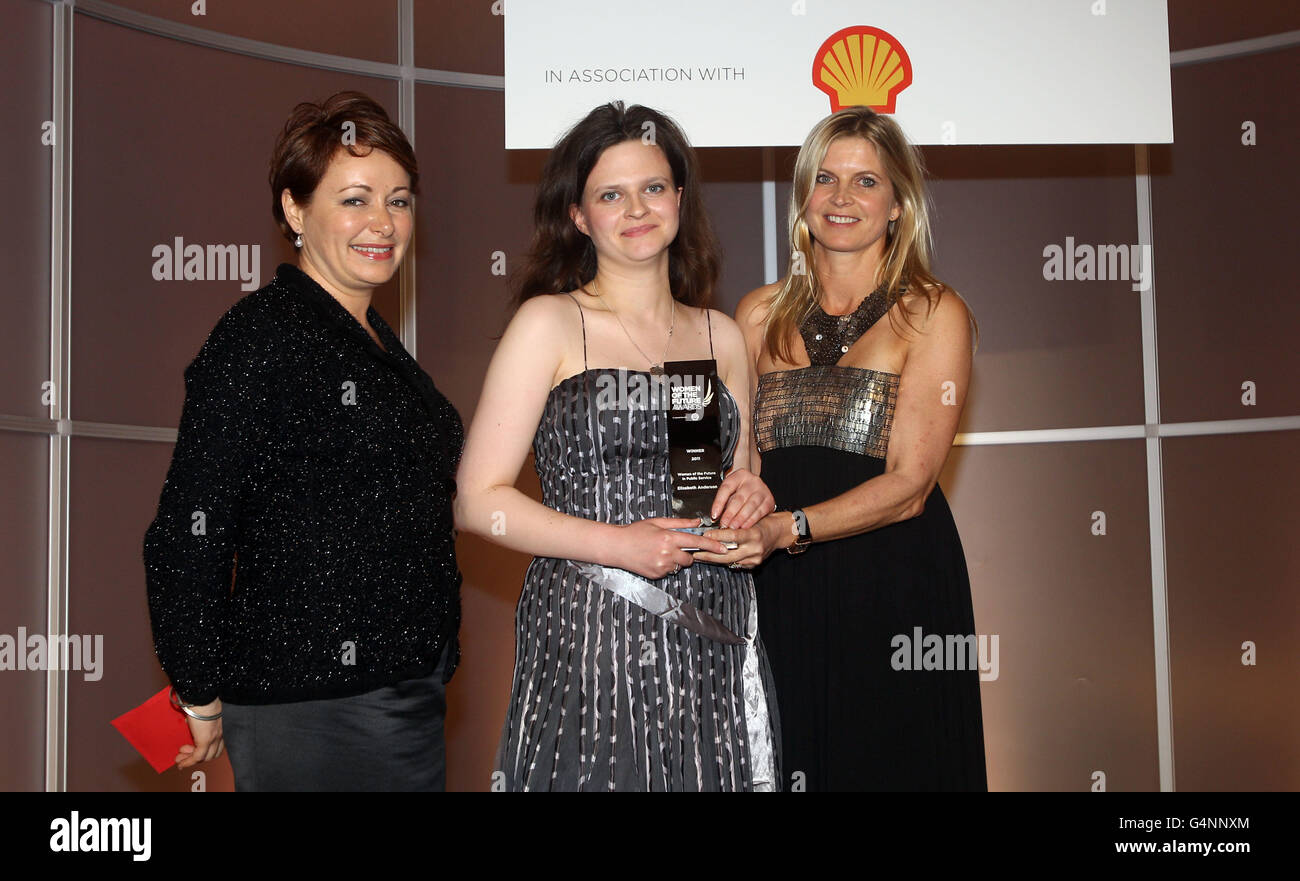 Elizabeth Anderson gewinnt den Preis „Frau der Zukunft im öffentlichen Dienst“ bei den Women of the Future Awards, die Claire Milford Haven und Natalie Bickford, HR Director, Sodexo UK and Ireland, bei den Women of the Future Awards im London Marriott Hotel vergeben. Stockfoto