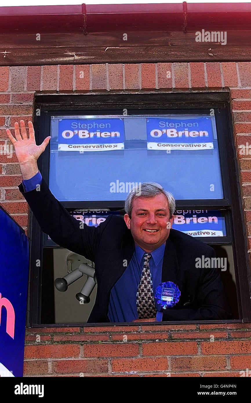 Der neue konservative Abgeordnete Stephen O Brien winkt, als er sich aus dem Fenster seines Wahlkampfhauptquartiers in Tarporley, Cheshire, lehnt. Herr O'Brien hatte mit 15,465 Stimmen den Sitz der Tories. Stockfoto