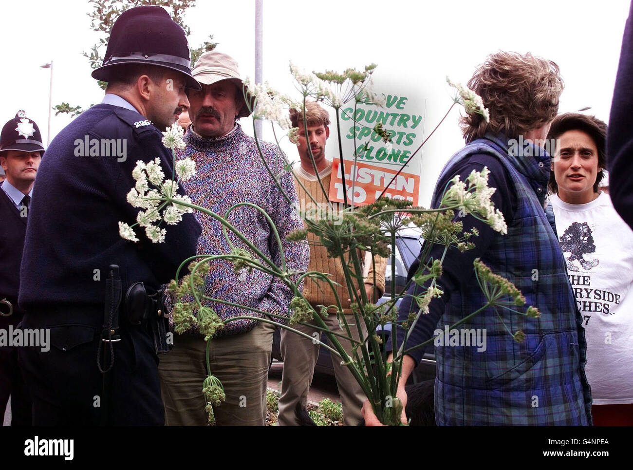 Premierminister Tony Blair hat bei einem Besuch in Newcastle einen Haß von wütenden Landstreitern verhetzt. Ein Mann wurde verhaftet und ein anderer aus Blairs Auto zurückgedrängt, als sich ein wütender Mob von bis zu 200 Personen am Newcastle Quayside versammelt hatte. Stockfoto