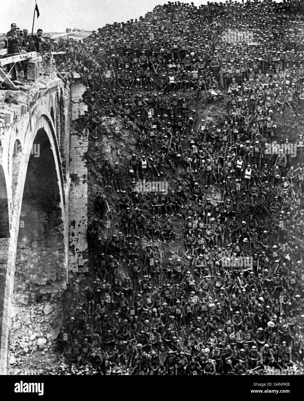 ST. QUENTIN CANAL1. Oktober 1918 : Brigadier- General J.V. Campbell (auf der Brücke) gratuliert Soldaten der 46. (North Midland) Division in Riqueval nach ihrer erfolgreichen Überquerung des St. Quentin Kanals. Einige Männer tragen immer noch ihre Rettungswesten und tragen deutsche Helme als Andenken. Stockfoto