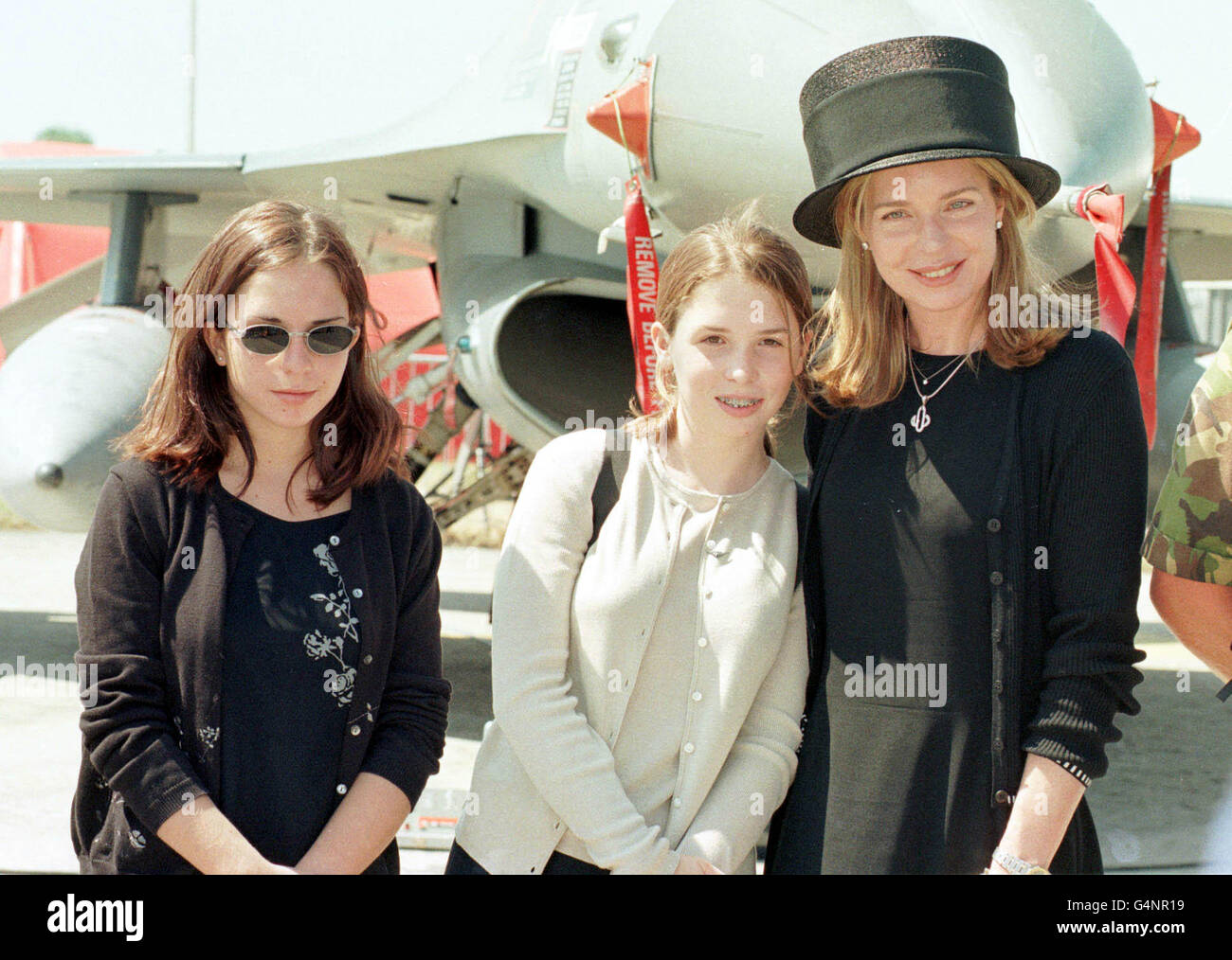 Königin Noor von Jordanien besucht das Royal International Air Tattoo in RAF Fairford, Gloustershire, mit ihren Töchtern Princess Iman (links),16 und Princess Raiyah,13. Stockfoto