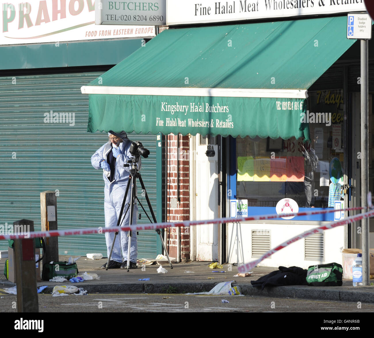 Ein forensischer Polizeibeamter vor einer Metzgerei, nachdem vier Polizisten in der Kingsbury Road, Brent, London, erstochen wurden. Bild Datum: Samstag, 19. November 2011. DRÜCKEN Sie VERBANDSFOTO. Drei Offiziere wurden erstochen, nachdem eine Verfolgungsjagd in einem gewaltsamen Kampf endete, nachdem ein Mann in einer Metzgerei ein Messer ergriff. Siehe PA Geschichte POLIZEI Stich. Bild: Rebecca Naden/PA Wire Stockfoto