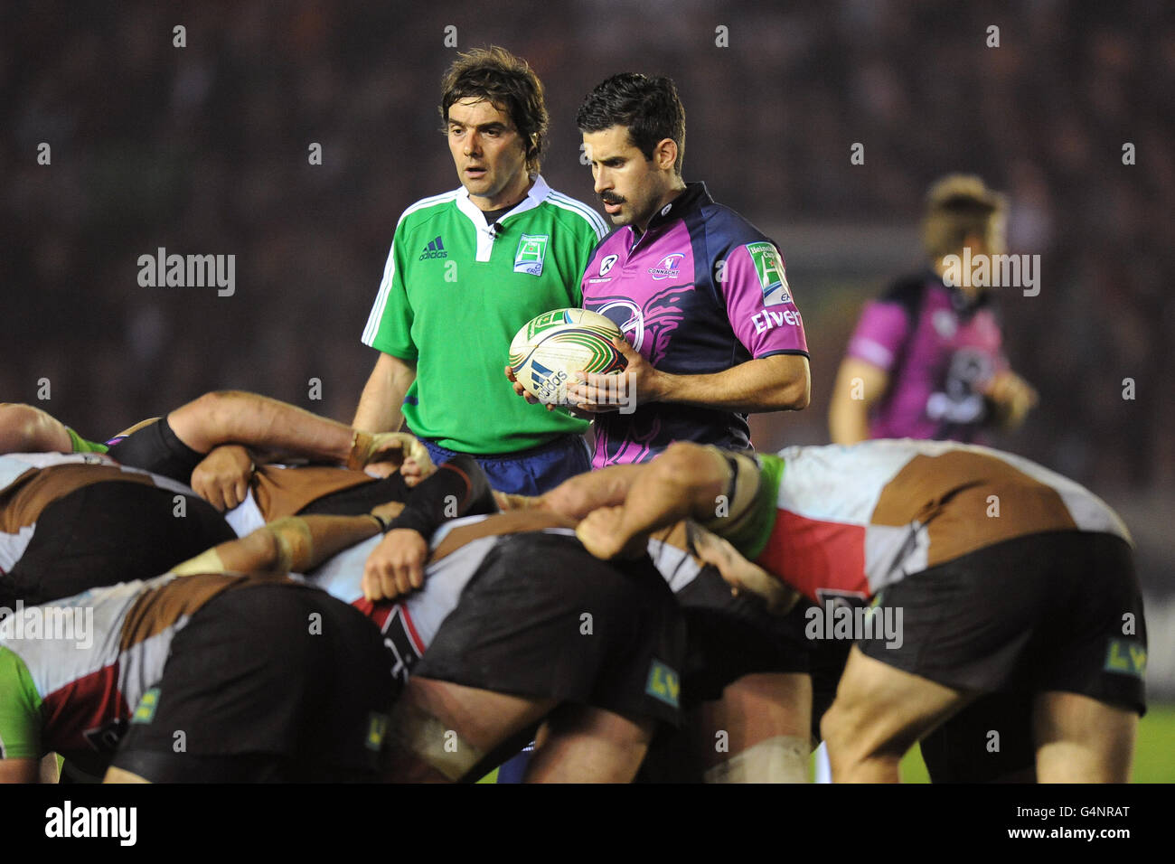 Frank Murphy von Connacht Rugby wartet darauf, den Ball ins Spiel zu bringen Ein Gedränge Stockfoto