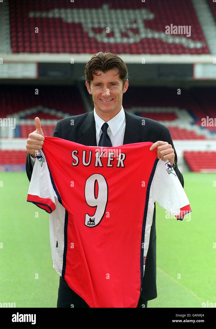 Arsenals neuer Unterzeichner davor Suker aus Kroatien, in Highbury, nachdem er sich den Gunners für 3.5Millionen von Real Madrid angeschlossen hatte. Stockfoto